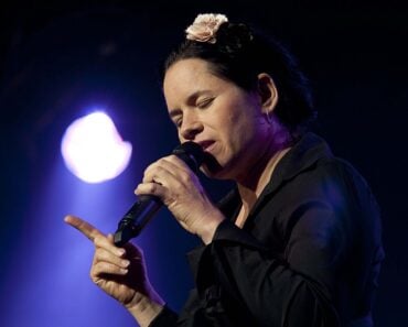 10 Best 10,000 Maniacs Songs 10 Best 10,000 Maniacs Songs