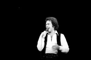 Top 10 Cover Versions Of Neil Diamond Songs