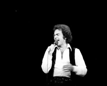Top 10 Cover Versions Of Neil Diamond Songs Top 10 Cover Versions Of Neil Diamond Songs