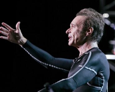 David Lee Roth Covers Simon & Garfunkel’s Baby Driver David Lee Roth Covers Simon & Garfunkel’s Baby Driver