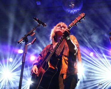 10 Great Rock Songs About Not Looking Back 10 Great Rock Songs About Not Looking Back