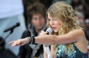 Don't Miss Taylor Swift's And Def Leppard's Great Duet Performance