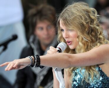 Don’t Miss Taylor Swift’s And Def Leppard’s Great Duet Performance Don’t Miss Taylor Swift’s And Def Leppard’s Great Duet Performance