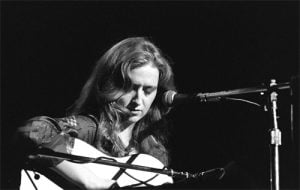 10 Essential Bonnie Raitt Songs - ClassicRockHistory.com